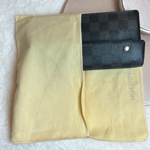 Louis Vuitton Wallet. Comes with a dust bag and a beautiful box. 2 - Picture 11 of 14